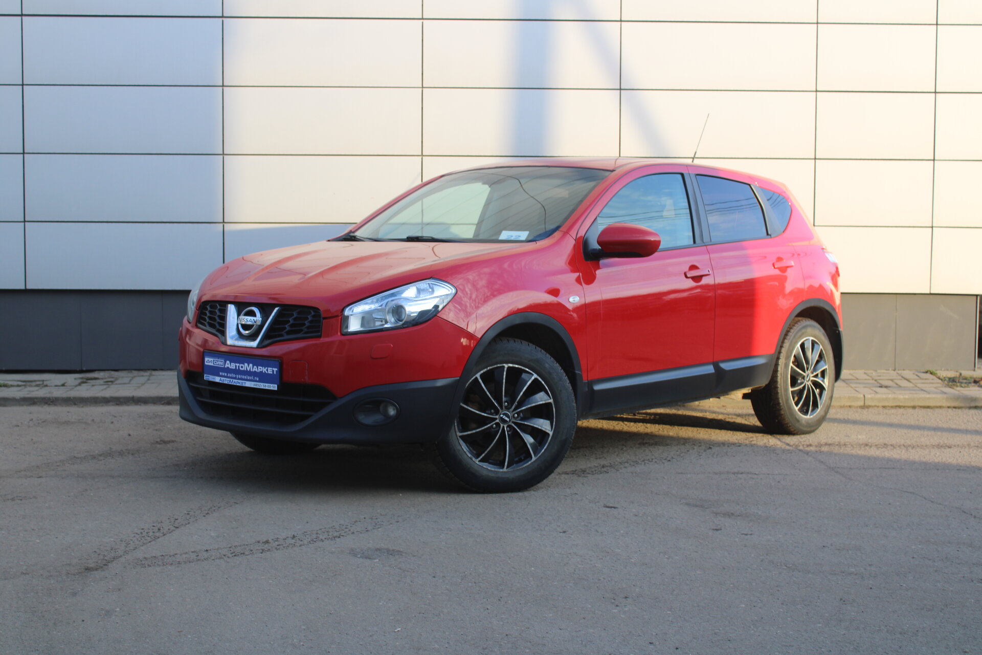 Красный Nissan Qashqai 1.6 MT (114 л.с.) 2013