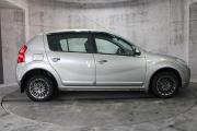 Бежевый Renault Sandero 1.6 MT (103 л.с.) 2010 фото 4