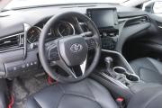 Белый Toyota Camry 2.5 AT (200 л.с.) 2021 фото 9