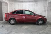 Красный Ford Focus 2.0 AT (145 л.с.) 2008 фото 3