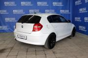 белый BMW 1 серии 116i 1.6 AT (115 л.с.) 2010 фото 4