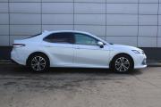 Белый Toyota Camry 2.5 AT (200 л.с.) 2021 фото 4
