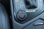 черный Volkswagen Tiguan 2.0 AMT (180 л.с.) 4WD 2019 фото 33