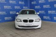 белый BMW 1 серии 116i 1.6 AT (115 л.с.) 2010 фото 1