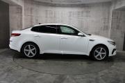 Белый Kia Optima 2.0 AT (245 л.с.) 2018 фото 3